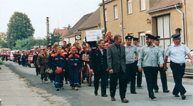 langer Umzug durch Grfendorf ...