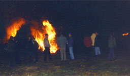 Im Hintergrund ist das Werbiger Osterfeuer zu sehen.