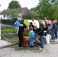 Die Kinder an der Kbelspritze.